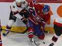 Juraj Slafkovsky (20) des Canadiens de Montréal et Artem Zub (2) des Sénateurs d'Ottawa tentent de prendre le contrôle de la rondelle lors de la première période de pré-saison de la LNH à Montréal le mardi 4 octobre 2022.