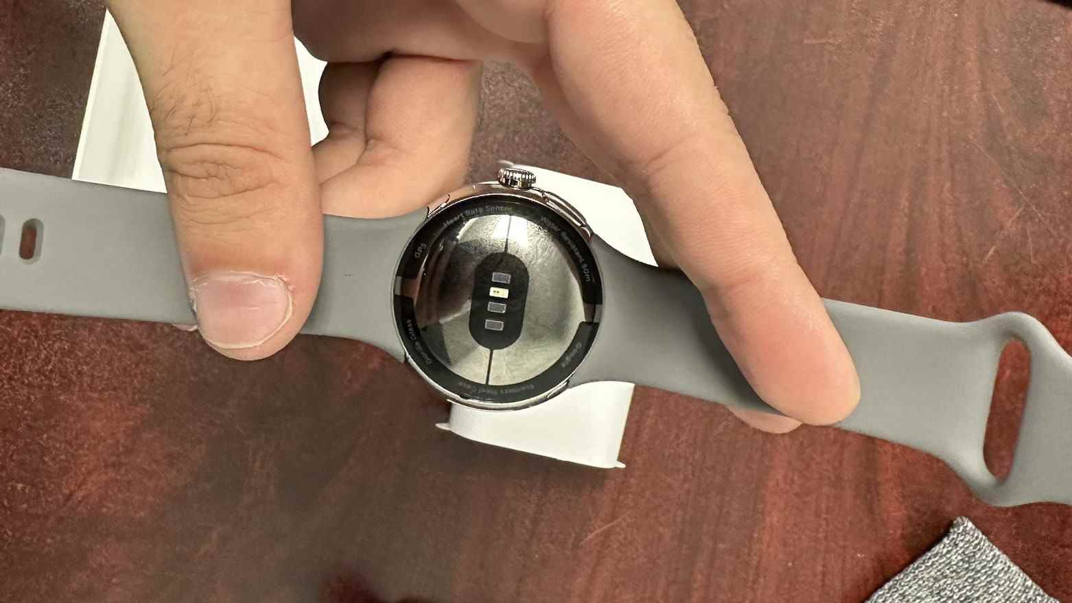 Pixel Watch retour montrant des capteurs
