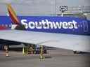 Un avion de ligne de Southwest Airlines est assis à une porte du hall C de l'aéroport international de Denver le mercredi 6 octobre 2021 à Denver.
