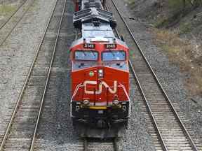 Une locomotive des Chemins de fer nationaux du Canada Inc. tire un train à Montréal, au Québec.