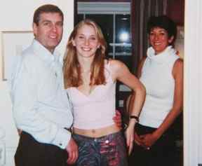 Le prince Andrew, Virginia Roberts Giuffre et la mondaine Ghislaine Maxwell sur une photo que Giuffre dit avoir été prise en mars 2001.