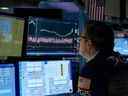 Un trader travaille pendant la cloche d'ouverture de la Bourse de New York à Wall Street à New York.