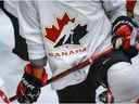 Un logo de Hockey Canada apparaît sur le chandail d'un joueur de l'équipe nationale junior du Canada lors d'un entraînement au camp d'entraînement à Calgary, le mardi 2 août 2022.