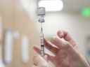 Un professionnel de la santé prépare une dose du vaccin Pfizer-BioNTech Covid-19.