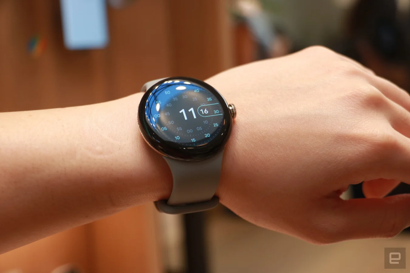 La Pixel Watch avec un bracelet en silicone au poignet.