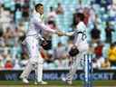 L'Anglais Zak Crawley et l'Africain du Sud Dean Elgar se serrent la main après la fin d'un match test de cricket le 12 septembre 2022.