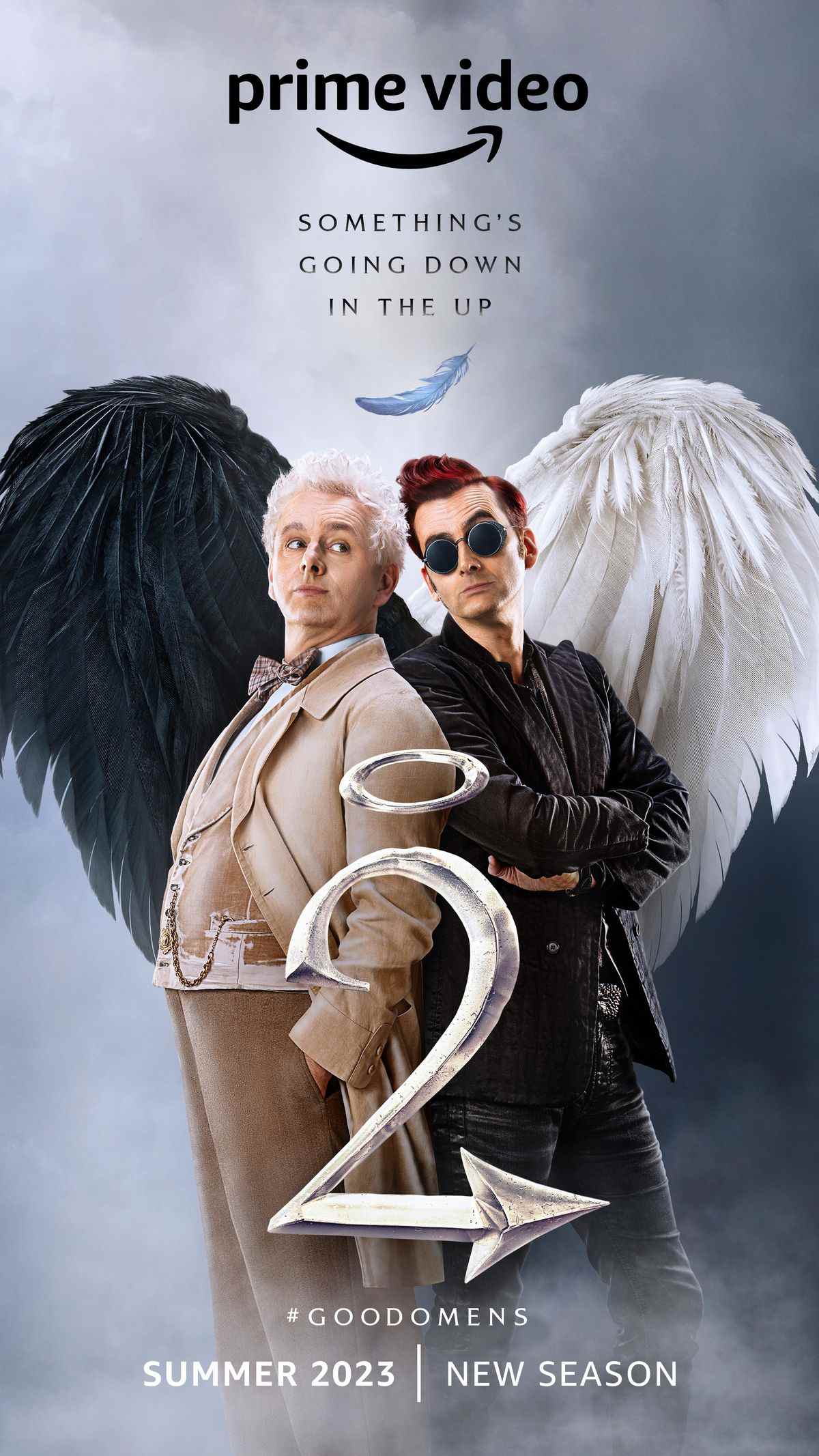 un ange et un démon se tiennent dos à dos, leurs ailes formant un cœur, avec un grand 2 et un halo dessus devant eux, dans l'affiche de la deuxième saison de Good Omens