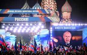 Le président russe Vladimir Poutine est vu sur un écran sur la Place Rouge alors qu'il s'adresse à un rassemblement et à un concert marquant l'annexion de quatre régions d'Ukraine occupées par les troupes russes - Lugansk, Donetsk, Kherson et Zaporizhzhia, dans le centre de Moscou le 30 septembre 2022 .