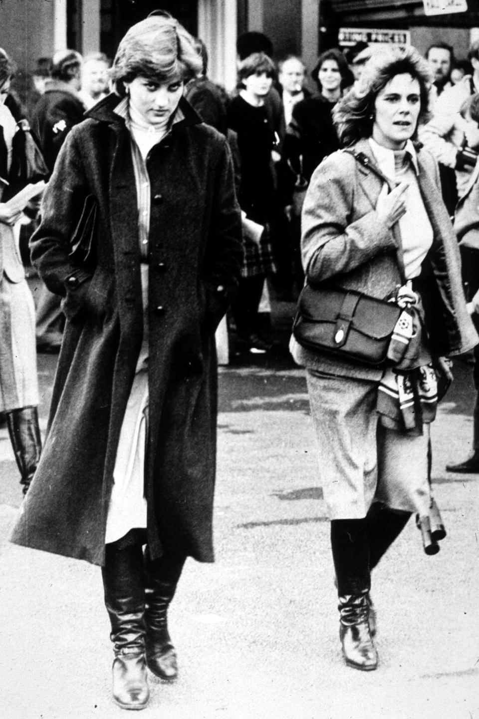 Lady Diana Spencer et Camilla Parker-Bowles aux courses de Ludlow où le prince Charles est en compétition, 1980. (Photo par Express Newspapers/Archive Photos) 