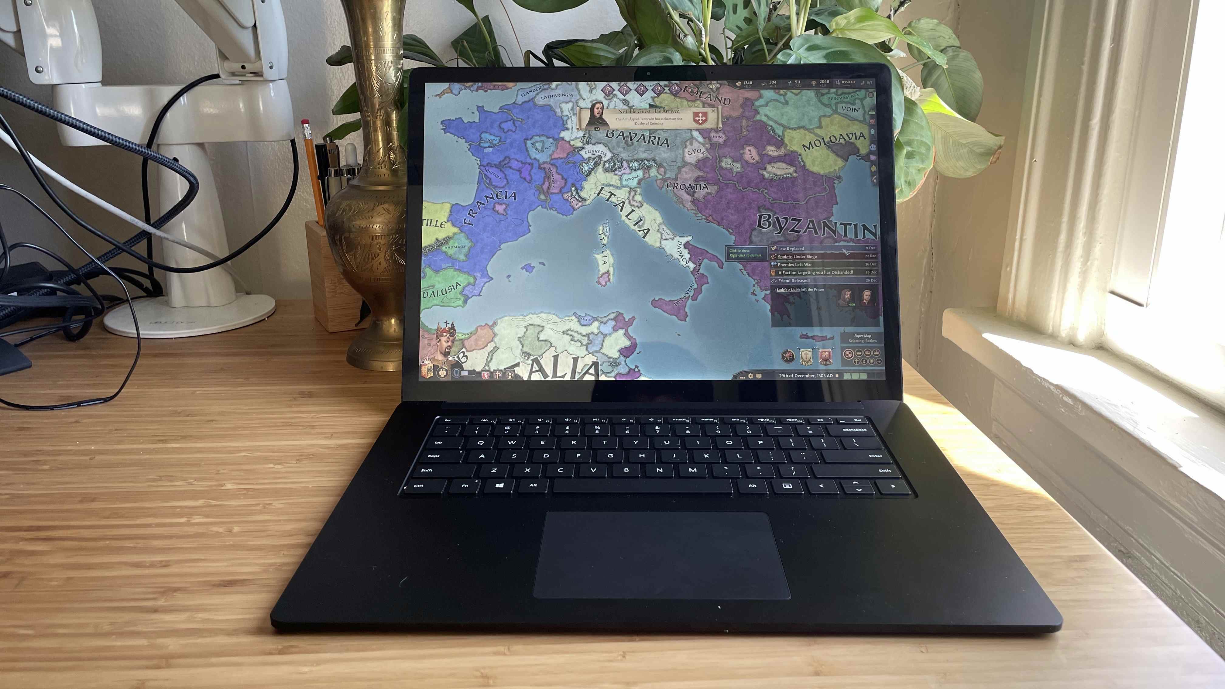 Unité d'examen Microsoft Surface Laptop 4 (15 pouces, AMD) sur le bureau avec Crusader Kings 3 en cours d'exécution
