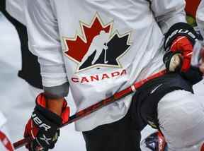 Le logo d'Équipe Canada sur le chandail d'un joueur du Mondial junior.  Jeff McIntosh/La Presse Canadienne
