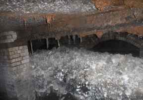 Dans cette image publiée le vendredi 4 octobre 2019 par l'Université d'Exeter, montrant un fatberg dans un égout sous Sidmouth, en Angleterre, en janvier 2019, lors d'une analyse scientifique menée par l'université pour savoir exactement de quoi le fatberg était fait.