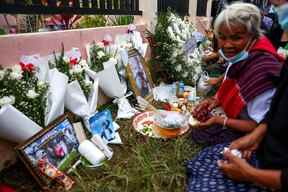 Les familles des victimes se réunissent lors d'une cérémonie religieuse pour rappeler les âmes des victimes devant la garderie, qui a été le théâtre d'une fusillade de masse dans la ville d'Uthai Sawan, dans la province de Nong Bua Lam Phu, Thaïlande, le 9 octobre 2022 .