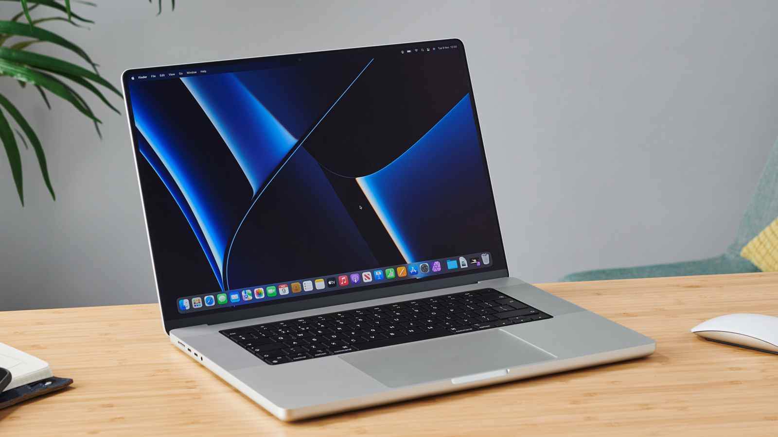 Le MacBook Pro 14 pouces (2021) ouvert et orienté de biais