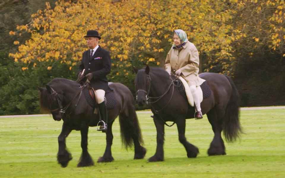La reine Elizabeth II, avant son 90e anniversaire, monte son poney, Emma, ​​à Windsor avec Terry Pendry - ITV/Shutterstock 
