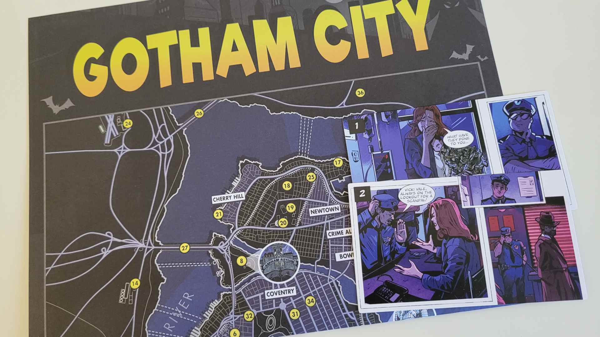 Batman : Everybody Lies carte et scène de bande dessinée sur une table ordinaire
