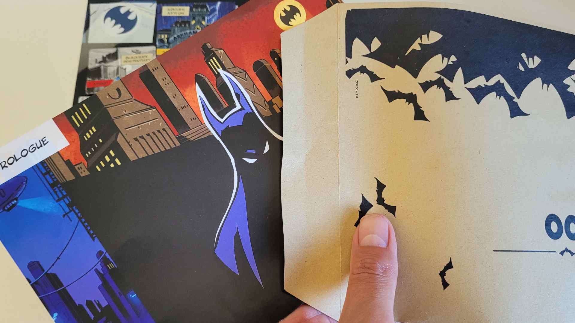 Batman : Everybody Lies illustration et gros plan de l'enveloppe