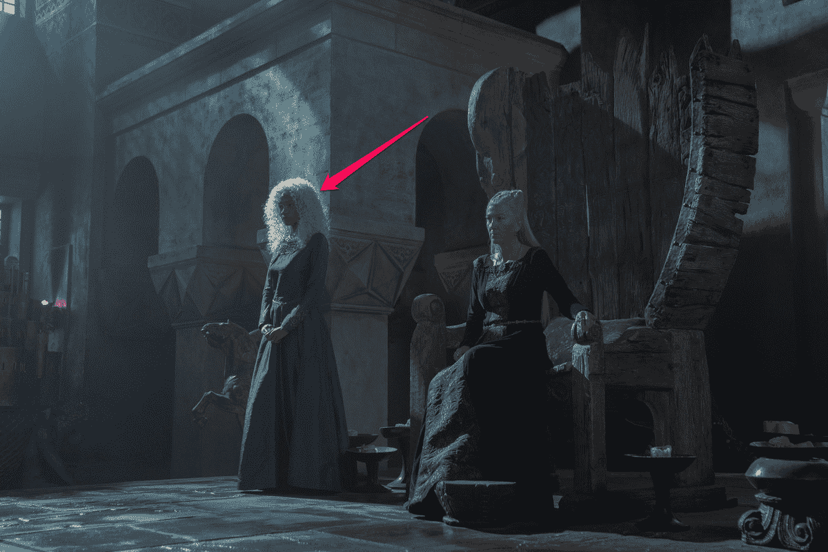 Baela Targaryen (Bethany Antonia) se tient à côté du trône à Driftmark où Rhaenys Targaryen est assis