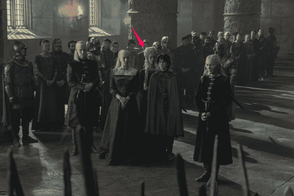 Plusieurs Targaryens, dont Rhaenyra, Luke, Jace, Rhaena et Daemon, se tiennent dans la salle du trône du donjon rouge de la maison du dragon