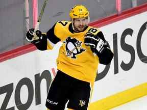 Le capitaine des Penguins Sidney Crosby célèbre un but de son coéquipier Bryan Rust contre les Islanders lors du premier tour des séries éliminatoires de la Coupe Stanley 2021 au PPG PAINTS Arena de Pittsburgh, le 24 mai 2021.
