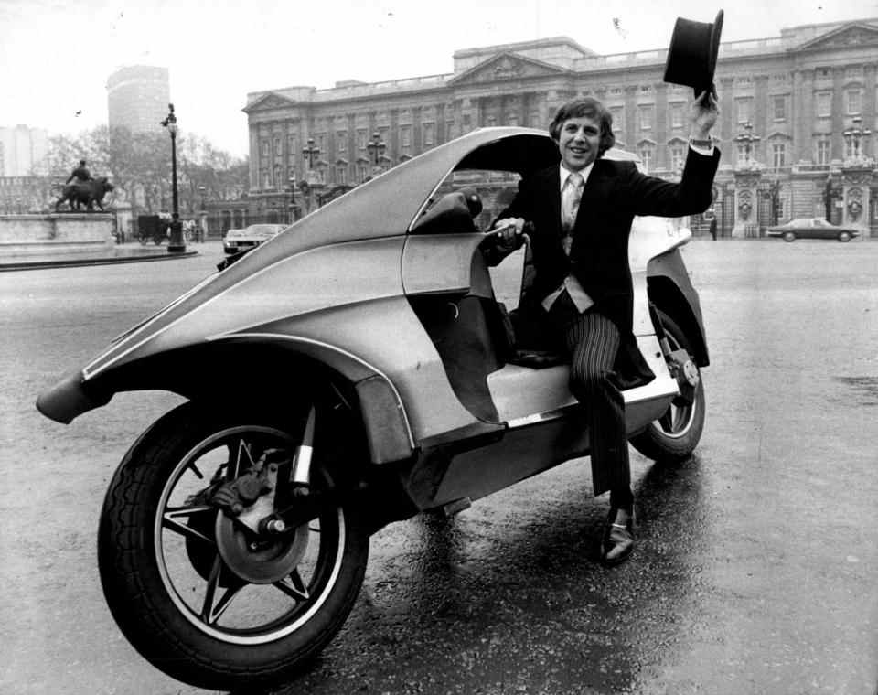 Au palais de Buckingham pour récupérer son MBE en 1979 sur le vélo Quasar dont il faisait la promotion - Graham Wood/ANL/Shutterstock
