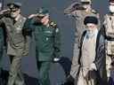 Le guide suprême iranien, l'ayatollah Ali Khamenei, devant à droite, passe en revue les forces armées lors d'une cérémonie de remise des diplômes dans une académie de police à Téhéran, le 3 octobre.