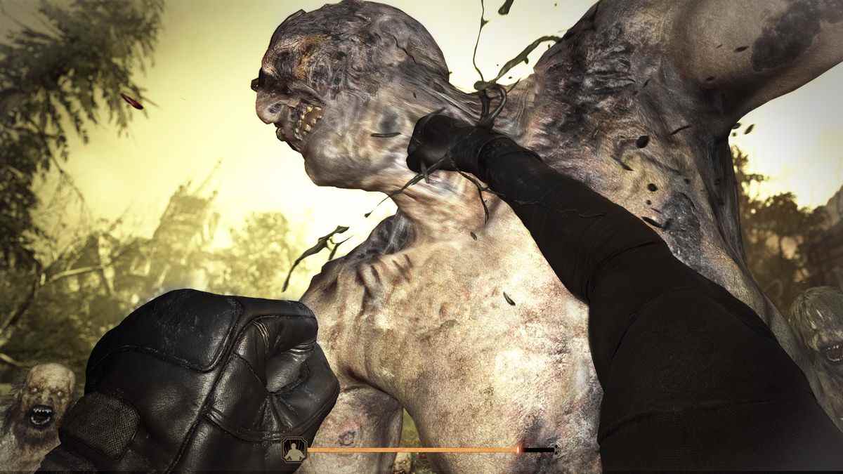 Chris Redfield lance un coup de poing droit sur une créature zombie géante dans une perspective à la première personne dans une capture d'écran du mode The Mercenaries de Resident Evil Village.