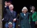 Le roi Charles et la reine Camilla saluent lors d'une cérémonie officielle pour marquer Dunfermline en tant que ville, à Dunfermline, en Écosse, en Grande-Bretagne, le lundi 3 octobre 2022.