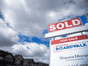 La Société canadienne d'hypothèques et de logement avait prévu en juillet une correction des prix des logements de 5 % d'ici le milieu de 2023. L'organisation prévoit maintenant que les prix chuteront davantage.