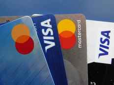 Entreprises envisageant des frais de carte de crédit supplémentaires pour répercuter les coûts à mesure que les règles changent : enquête