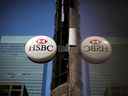 2 sur 429TORONTO BAY ST     La signalisation de HSBC Holdings Plc est accrochée à l'extérieur d'une succursale bancaire dans le quartier financier de Toronto.