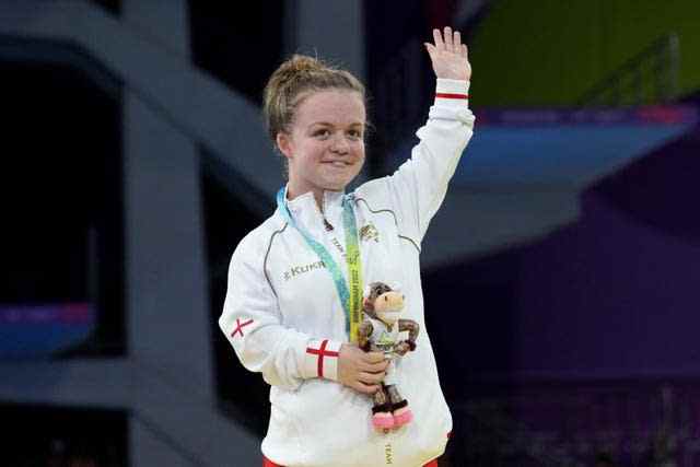 L'Anglaise Maisie Summers-Newton avec sa médaille d'or aux Jeux du Commonwealth de 2022 à Birmingham