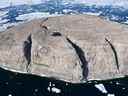 L'île inhabitée de Hans, située à égale distance entre le Groenland et l'île canadienne d'Ellesmere, est vue sur une photographie aérienne non datée.  John Ells, ingénieur en levé géodésique/Pêches et Océans Canada/Handout via REUTERS 