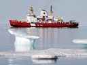 Le brise-glace moyen Henry Larsen de la Garde côtière canadienne le mercredi 25 août 2010 sur la baie Allen.  (ANDRÉ FORGET / Postmédia)