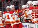 Le défenseur des Flames de Calgary Michael Stone est félicité sur le banc après avoir marqué ce qui a fini par être le but gagnant contre les Ducks d'Anaheim au Honda Center d'Anaheim le mercredi 6 avril 2022.