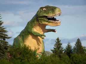 La structure « le plus grand dinosaure du monde » à Drumheller.  Photo gracieuseté de la chambre de commerce de Drumheller et du district.