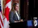La ministre canadienne des Affaires étrangères, Mélanie Joly, assiste à une conférence de presse au département d'État à Washington, États-Unis