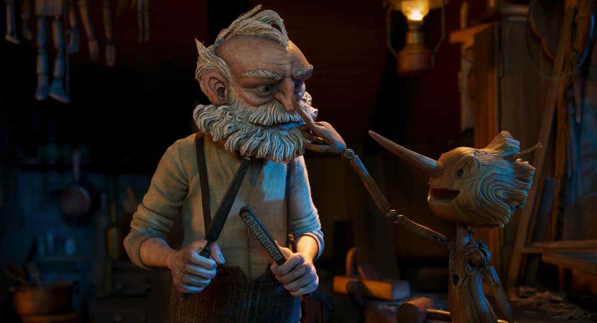 Le garçon de bois Pinocchio appuie joyeusement sur le nez de Geppetto.  Geppetto tient des outils