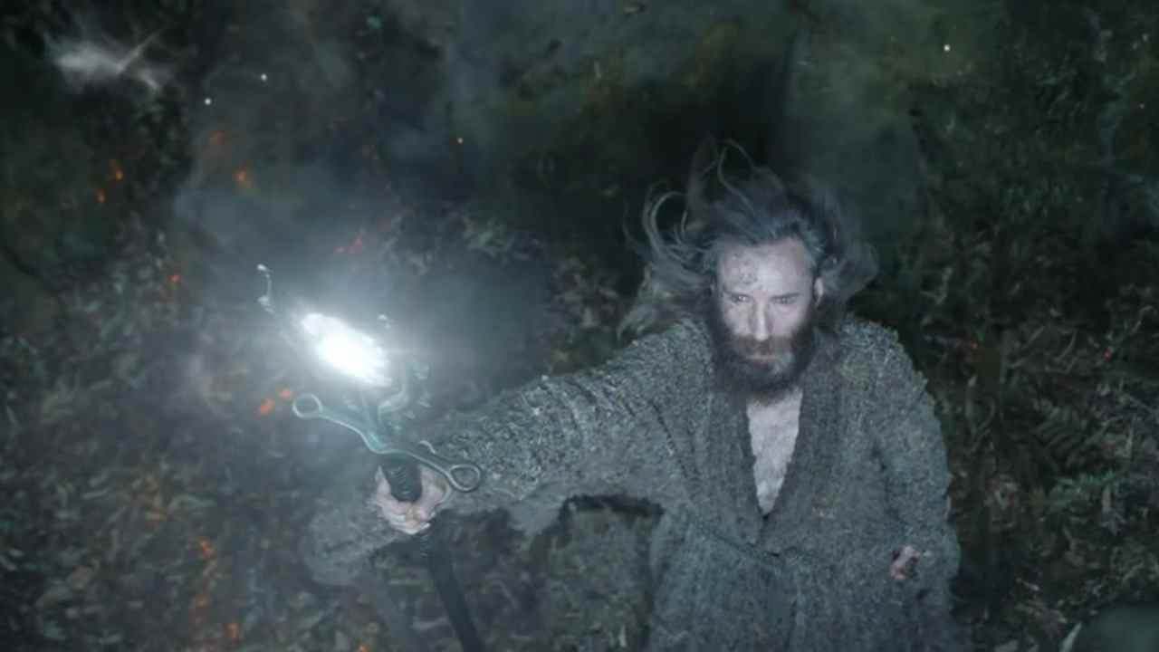 The Stranger utilise le bâton de The Dweller contre The Mystics dans The Rings of Power épisode 8