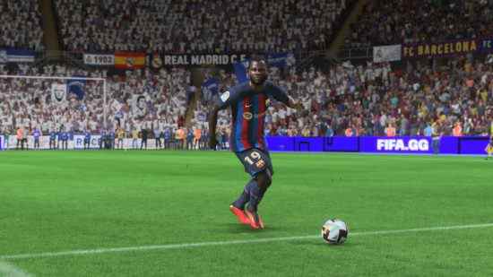 Meilleurs milieux de terrain de FIFA 23 : Franck Kessie avec le ballon