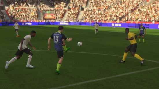 Meilleurs milieux de terrain de FIFA 23 : Alex Scott reçoit le ballon en l'air