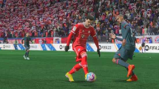 Meilleurs milieux de terrain de FIFA 23: Sabitzer affronte un joueur avec le ballon