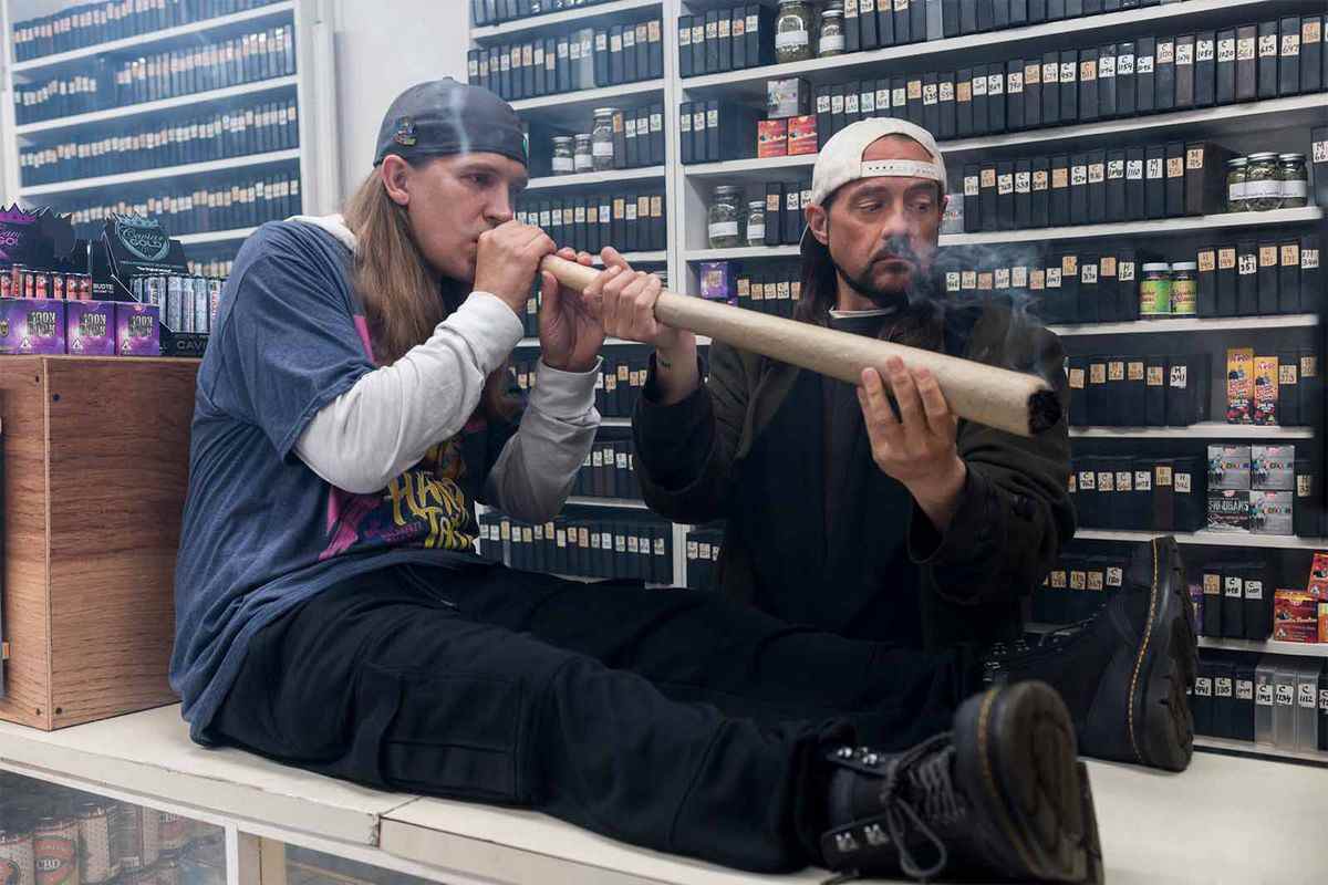 Jay et Silent Bob fument un joint aussi long que les jambes de Jay dans Clerks III.