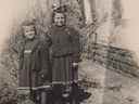 Vera Doederlein, 11 ans (à gauche), avec sa sœur Rosemarie, 13 ans, en Allemagne en avril 1954. Ils ont navigué pour Montréal en septembre et, plus tard cette année-là, Rosemarie a disparu.