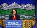 Danielle Smith célèbre après avoir été choisie comme nouvelle chef du Parti conservateur uni et prochaine première ministre de l'Alberta à Calgary, le jeudi 6 octobre 2022.