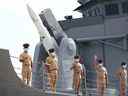 Des membres de la marine taïwanaise se tiennent devant un missile de fabrication américaine sur une frégate dans une base navale des îles Penghu, à Taïwan, le 30 août.