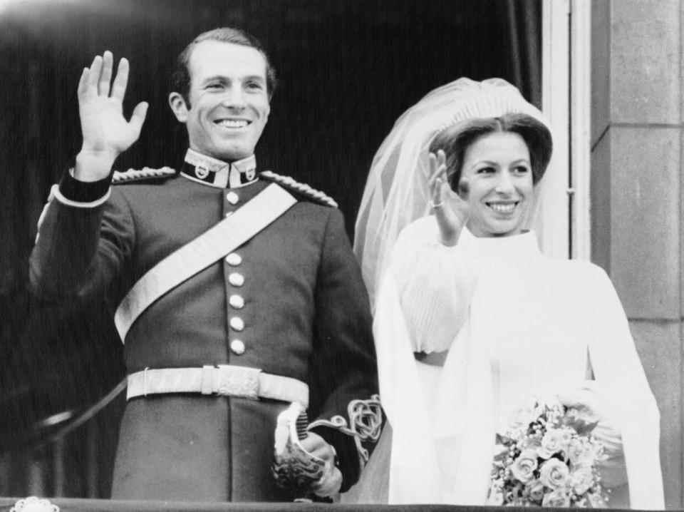(Légende originale) LONDRES : la princesse Anne et le capitaine Mark Phillips saluent la foule en liesse depuis le balcon du palais de Buckingham, le 14 novembre, après leur mariage à l'abbaye de Westminster.