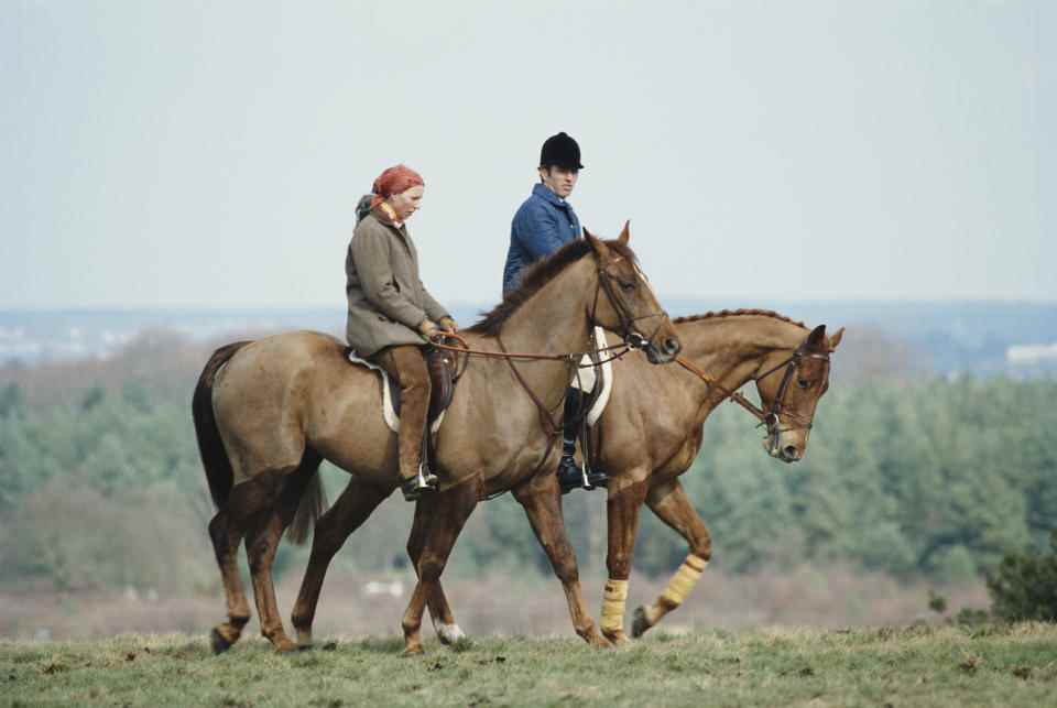 La princesse Anne, la princesse royale, et son mari Mark Phillips exerçant leurs chevaux au Crookham Horse Trials, vers 1980. (Photo de Tim Graham Photo Library via Getty Images)