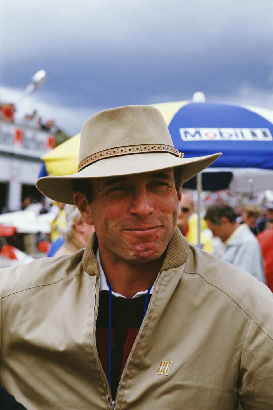 Le capitaine Mark Phillips, le mari de la princesse Anne, dans la voie des stands avant le Grand Prix d'Australie 1986 sur le circuit d'Adélaïde, en Australie, le 26 octobre 1986. (Photo de Bryn Colton/Getty Images)