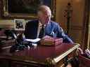 Sur cette photo prise le 11 septembre 2022, le roi de Grande-Bretagne Charles III exerce des fonctions gouvernementales officielles depuis sa boîte rouge dans la salle du XVIIIe siècle au palais de Buckingham, à Londres.